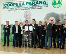 O governador Carlos Massa Ratinho Junior assinou nesta terça-feira (3) decreto regulamentando a Lei 16.751/10, que institui a alimentação escolar orgânica em todo o sistema estadual de ensino do Paraná. O objetivo é incluir alimentos orgânicos gradualmente na alimentação dos alunos das mais de 2 mil escolas estaduais, até chegar a 100% da merenda em 2030. Parte da produção virá da agricultura familiar.