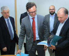 O Governo do Estado deu início nesta terça-feira (03) a mais um projeto inovador. O secretário do Desenvolvimento Urbano e de Obras Pública, João Carlos Ortega, assinou Memorando de Entendimento entre o Paranacidade, o Green Building Council Brasil (GBC BR) e a Fomento Paraná  para transformar as escolas municipais de todo o Estado em geradoras de energia elétrica fotovoltaica e qualificá-las para alcançar a condição de consumo zero de energia de origem externa. Foto: Divulgação/SEDU