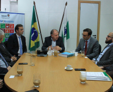 O Governo do Estado deu início nesta terça-feira (03) a mais um projeto inovador. O secretário do Desenvolvimento Urbano e de Obras Pública, João Carlos Ortega, assinou Memorando de Entendimento entre o Paranacidade, o Green Building Council Brasil (GBC BR) e a Fomento Paraná  para transformar as escolas municipais de todo o Estado em geradoras de energia elétrica fotovoltaica e qualificá-las para alcançar a condição de consumo zero de energia de origem externa. Foto: Divulgação/SEDU