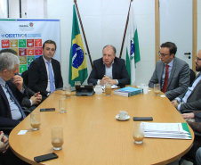O Governo do Estado deu início nesta terça-feira (03) a mais um projeto inovador. O secretário do Desenvolvimento Urbano e de Obras Pública, João Carlos Ortega, assinou Memorando de Entendimento entre o Paranacidade, o Green Building Council Brasil (GBC BR) e a Fomento Paraná  para transformar as escolas municipais de todo o Estado em geradoras de energia elétrica fotovoltaica e qualificá-las para alcançar a condição de consumo zero de energia de origem externa. Foto: Divulgação/SEDU