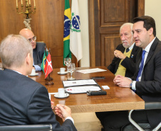 O governador Carlos Massa Ratinho Junior recebe nesta quarta-feira (04) o embaixador da Dinamarca no Brasil, Nicolai Prytz no Palácio Iguaçu acompanhado do vice-governador Darci Piani.   03/09/2019 - Foto: Geraldo Bubniak/AEN