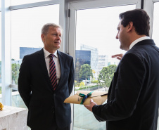 O governador Carlos Massa Ratinho Junior recebe nesta quarta-feira (04) o embaixador da Dinamarca no Brasil, Nicolai Prytz no Palácio Iguaçu acompanhado do vice-governador Darci Piani.   03/09/2019 - Foto: Geraldo Bubniak/AEN