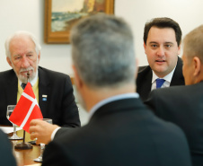 Aproveitar a experiência de mais de 15 anos da Dinamarca, um dos países mais avançados do mundo no processo de governo digital, para aperfeiçoar o sistema e agilizar a digitalização e desburocratização de serviços públicos no Paraná. Esse foi um dos temas do encontro do governador Carlos Massa Ratinho Junior com o embaixador extraordinário da Dinamarca no Brasil, Nicolai Prytz, nesta quarta-feira (04), no Palácio Iguaçu, em Curitiba.