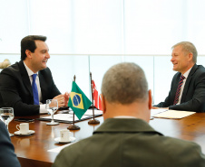Aproveitar a experiência de mais de 15 anos da Dinamarca, um dos países mais avançados do mundo no processo de governo digital, para aperfeiçoar o sistema e agilizar a digitalização e desburocratização de serviços públicos no Paraná. Esse foi um dos temas do encontro do governador Carlos Massa Ratinho Junior com o embaixador extraordinário da Dinamarca no Brasil, Nicolai Prytz, nesta quarta-feira (04), no Palácio Iguaçu, em Curitiba.