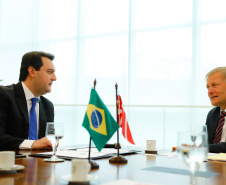 Aproveitar a experiência de mais de 15 anos da Dinamarca, um dos países mais avançados do mundo no processo de governo digital, para aperfeiçoar o sistema e agilizar a digitalização e desburocratização de serviços públicos no Paraná. Esse foi um dos temas do encontro do governador Carlos Massa Ratinho Junior com o embaixador extraordinário da Dinamarca no Brasil, Nicolai Prytz, nesta quarta-feira (04), no Palácio Iguaçu, em Curitiba.