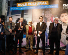 Museus, teatros, biblioteca e outros espaços culturais do Governo do Estado passam a receber crianças, jovens e adultos em situação de vulnerabilidade social, atendidos por projetos do Tribunal de Justiça do Paraná (TJ-PR). O governador Carlos Massa Ratinho Junior e o segundo vice-presidente do TJ-PR, desembargador José Laurindo de Souza Netto, assinaram nesta quarta-feira (4) um acordo de cooperação para ampliar e incentivar o acesso à cultura destas pessoas.