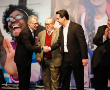 Museus, teatros, biblioteca e outros espaços culturais do Governo do Estado passam a receber crianças, jovens e adultos em situação de vulnerabilidade social, atendidos por projetos do Tribunal de Justiça do Paraná (TJ-PR). O governador Carlos Massa Ratinho Junior e o segundo vice-presidente do TJ-PR, desembargador José Laurindo de Souza Netto, assinaram nesta quarta-feira (4) um acordo de cooperação para ampliar e incentivar o acesso à cultura destas pessoas.
