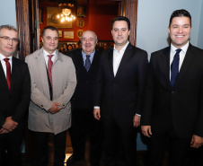 Museus, teatros, biblioteca e outros espaços culturais do Governo do Estado passam a receber crianças, jovens e adultos em situação de vulnerabilidade social, atendidos por projetos do Tribunal de Justiça do Paraná (TJ-PR). O governador Carlos Massa Ratinho Junior e o segundo vice-presidente do TJ-PR, desembargador José Laurindo de Souza Netto, assinaram nesta quarta-feira (4) um acordo de cooperação para ampliar e incentivar o acesso à cultura destas pessoas.