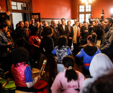 Museus, teatros, biblioteca e outros espaços culturais do Governo do Estado passam a receber crianças, jovens e adultos em situação de vulnerabilidade social, atendidos por projetos do Tribunal de Justiça do Paraná (TJ-PR). O governador Carlos Massa Ratinho Junior e o segundo vice-presidente do TJ-PR, desembargador José Laurindo de Souza Netto, assinaram nesta quarta-feira (4) um acordo de cooperação para ampliar e incentivar o acesso à cultura destas pessoas.