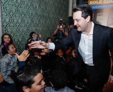 Museus, teatros, biblioteca e outros espaços culturais do Governo do Estado passam a receber crianças, jovens e adultos em situação de vulnerabilidade social, atendidos por projetos do Tribunal de Justiça do Paraná (TJ-PR). O governador Carlos Massa Ratinho Junior e o segundo vice-presidente do TJ-PR, desembargador José Laurindo de Souza Netto, assinaram nesta quarta-feira (4) um acordo de cooperação para ampliar e incentivar o acesso à cultura destas pessoas.