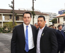 O Governador Carlos Massa Ratinho Junior autoriza nesta quarta-feira (04) a realização de concurso público e contratação de profissionais para a Polícia Militar, Polícia Civil e Departamento Penitenciário (Depen). Participaram do evento: os secretários, de Segurança, cel. Romulo Marinho Soares; da Casa Civil, Guto Silva; comandante geral da PMPR, cel. Péricles de Matos; delegado geral da Polícia Civil do Paraná, Silvio Jacob Rockembach; Curitiba, 04-09-19.Foto: Arnaldo Alves / AEN
