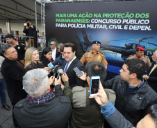 O Governador Carlos Massa Ratinho Junior autoriza nesta quarta-feira (04) a realização de concurso público e contratação de profissionais para a Polícia Militar, Polícia Civil e Departamento Penitenciário (Depen). Participaram do evento: os secretários, de Segurança, cel. Romulo Marinho Soares; da Casa Civil, Guto Silva; comandante geral da PMPR, cel. Péricles de Matos; delegado geral da Polícia Civil do Paraná, Silvio Jacob Rockembach; Curitiba, 04-09-19.Foto: Arnaldo Alves / AEN