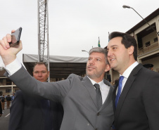 O Governador Carlos Massa Ratinho Junior autoriza nesta quarta-feira (04) a realização de concurso público e contratação de profissionais para a Polícia Militar, Polícia Civil e Departamento Penitenciário (Depen). Participaram do evento: os secretários, de Segurança, cel. Romulo Marinho Soares; da Casa Civil, Guto Silva; comandante geral da PMPR, cel. Péricles de Matos; delegado geral da Polícia Civil do Paraná, Silvio Jacob Rockembach; Curitiba, 04-09-19.Foto: Arnaldo Alves / AEN