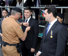 O Governador Carlos Massa Ratinho Junior autoriza nesta quarta-feira (04) a realização de concurso público e contratação de profissionais para a Polícia Militar, Polícia Civil e Departamento Penitenciário (Depen). Participaram do evento: os secretários, de Segurança, cel. Romulo Marinho Soares; da Casa Civil, Guto Silva; comandante geral da PMPR, cel. Péricles de Matos; delegado geral da Polícia Civil do Paraná, Silvio Jacob Rockembach; Curitiba, 04-09-19.Foto: Arnaldo Alves / AEN