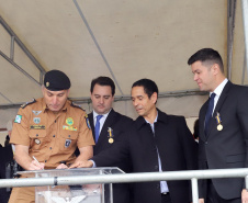 O Governador Carlos Massa Ratinho Junior autoriza nesta quarta-feira (04) a realização de concurso público e contratação de profissionais para a Polícia Militar, Polícia Civil e Departamento Penitenciário (Depen). Participaram do evento: os secretários, de Segurança, cel. Romulo Marinho Soares; da Casa Civil, Guto Silva; comandante geral da PMPR, cel. Péricles de Matos; delegado geral da Polícia Civil do Paraná, Silvio Jacob Rockembach; Curitiba, 04-09-19.Foto: Arnaldo Alves / AEN