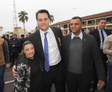 O Governador Carlos Massa Ratinho Junior autoriza nesta quarta-feira (04) a realização de concurso público e contratação de profissionais para a Polícia Militar, Polícia Civil e Departamento Penitenciário (Depen). Participaram do evento: os secretários, de Segurança, cel. Romulo Marinho Soares; da Casa Civil, Guto Silva; comandante geral da PMPR, cel. Péricles de Matos; delegado geral da Polícia Civil do Paraná, Silvio Jacob Rockembach; Curitiba, 04-09-19.Foto: Arnaldo Alves / AEN
