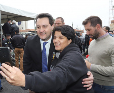 O Governador Carlos Massa Ratinho Junior autoriza nesta quarta-feira (04) a realização de concurso público e contratação de profissionais para a Polícia Militar, Polícia Civil e Departamento Penitenciário (Depen). Participaram do evento: os secretários, de Segurança, cel. Romulo Marinho Soares; da Casa Civil, Guto Silva; comandante geral da PMPR, cel. Péricles de Matos; delegado geral da Polícia Civil do Paraná, Silvio Jacob Rockembach; Curitiba, 04-09-19.Foto: Arnaldo Alves / AEN