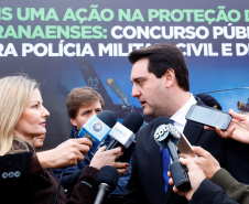 O governador Carlos Massa Ratinho Junior autorizou nesta quarta-feira (4) os concursos públicos para contratação de 2,4 mil militares estaduais. São 2 mil policiais e 400 bombeiros. Além disso, o Estado vai selecionar 50 delegados, 300 investigadores e 50 papiloscopistas para a Polícia Civil. Também foram abertas 238 vagas para agentes de cadeia para complementar o quadro do Departamento Penitenciário (Depen).