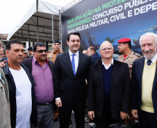 O governador Carlos Massa Ratinho Junior autorizou nesta quarta-feira (4) os concursos públicos para contratação de 2,4 mil militares estaduais. São 2 mil policiais e 400 bombeiros. Além disso, o Estado vai selecionar 50 delegados, 300 investigadores e 50 papiloscopistas para a Polícia Civil. Também foram abertas 238 vagas para agentes de cadeia para complementar o quadro do Departamento Penitenciário (Depen).