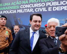 O governador Carlos Massa Ratinho Junior autorizou nesta quarta-feira (4) os concursos públicos para contratação de 2,4 mil militares estaduais. São 2 mil policiais e 400 bombeiros. Além disso, o Estado vai selecionar 50 delegados, 300 investigadores e 50 papiloscopistas para a Polícia Civil. Também foram abertas 238 vagas para agentes de cadeia para complementar o quadro do Departamento Penitenciário (Depen).