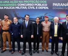 O governador Carlos Massa Ratinho Junior autorizou nesta quarta-feira (4) os concursos públicos para contratação de 2,4 mil militares estaduais. São 2 mil policiais e 400 bombeiros. Além disso, o Estado vai selecionar 50 delegados, 300 investigadores e 50 papiloscopistas para a Polícia Civil. Também foram abertas 238 vagas para agentes de cadeia para complementar o quadro do Departamento Penitenciário (Depen).