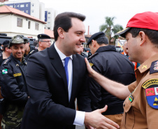 O governador Carlos Massa Ratinho Junior autorizou nesta quarta-feira (4) os concursos públicos para contratação de 2,4 mil militares estaduais. São 2 mil policiais e 400 bombeiros. Além disso, o Estado vai selecionar 50 delegados, 300 investigadores e 50 papiloscopistas para a Polícia Civil. Também foram abertas 238 vagas para agentes de cadeia para complementar o quadro do Departamento Penitenciário (Depen).