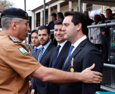O governador Carlos Massa Ratinho Junior autorizou nesta quarta-feira (4) os concursos públicos para contratação de 2,4 mil militares estaduais. São 2 mil policiais e 400 bombeiros. Além disso, o Estado vai selecionar 50 delegados, 300 investigadores e 50 papiloscopistas para a Polícia Civil. Também foram abertas 238 vagas para agentes de cadeia para complementar o quadro do Departamento Penitenciário (Depen).