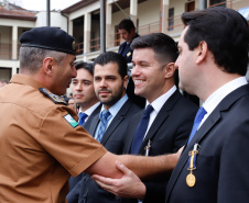 O governador Carlos Massa Ratinho Junior autorizou nesta quarta-feira (4) os concursos públicos para contratação de 2,4 mil militares estaduais. São 2 mil policiais e 400 bombeiros. Além disso, o Estado vai selecionar 50 delegados, 300 investigadores e 50 papiloscopistas para a Polícia Civil. Também foram abertas 238 vagas para agentes de cadeia para complementar o quadro do Departamento Penitenciário (Depen).
