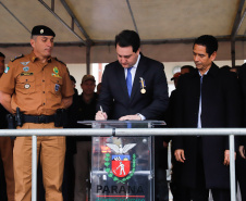 O governador Carlos Massa Ratinho Junior autorizou nesta quarta-feira (4) os concursos públicos para contratação de 2,4 mil militares estaduais. São 2 mil policiais e 400 bombeiros. Além disso, o Estado vai selecionar 50 delegados, 300 investigadores e 50 papiloscopistas para a Polícia Civil. Também foram abertas 238 vagas para agentes de cadeia para complementar o quadro do Departamento Penitenciário (Depen).