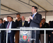 O governador Carlos Massa Ratinho Junior autorizou nesta quarta-feira (4) os concursos públicos para contratação de 2,4 mil militares estaduais. São 2 mil policiais e 400 bombeiros. Além disso, o Estado vai selecionar 50 delegados, 300 investigadores e 50 papiloscopistas para a Polícia Civil. Também foram abertas 238 vagas para agentes de cadeia para complementar o quadro do Departamento Penitenciário (Depen).