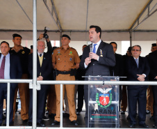 O governador Carlos Massa Ratinho Junior autorizou nesta quarta-feira (4) os concursos públicos para contratação de 2,4 mil militares estaduais. São 2 mil policiais e 400 bombeiros. Além disso, o Estado vai selecionar 50 delegados, 300 investigadores e 50 papiloscopistas para a Polícia Civil. Também foram abertas 238 vagas para agentes de cadeia para complementar o quadro do Departamento Penitenciário (Depen).