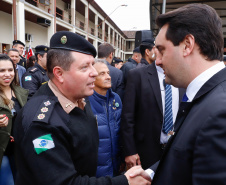 O governador Carlos Massa Ratinho Junior autorizou nesta quarta-feira (4) os concursos públicos para contratação de 2,4 mil militares estaduais. São 2 mil policiais e 400 bombeiros. Além disso, o Estado vai selecionar 50 delegados, 300 investigadores e 50 papiloscopistas para a Polícia Civil. Também foram abertas 238 vagas para agentes de cadeia para complementar o quadro do Departamento Penitenciário (Depen).