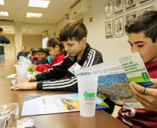 O Programa Porto Escola, organizado pela empresa pública Portos do Paraná, teve nesta quarta-feira (04) sua primeira atividade de 2019 em Antonina. Um grupo de 21 alunos da 5ª série da escola municipal Professor Aracy Pinheiro Lima conheceu como funcionam as atividades portuárias, o cuidado necessário com o meio ambiente e noções de segurança. Este é o quinto ano do projeto, que tem como meta atender 2,5 mil crianças até dezembro. Foto: Divulgação/Portos do Paraná