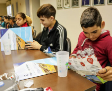O Programa Porto Escola, organizado pela empresa pública Portos do Paraná, teve nesta quarta-feira (04) sua primeira atividade de 2019 em Antonina. Um grupo de 21 alunos da 5ª série da escola municipal Professor Aracy Pinheiro Lima conheceu como funcionam as atividades portuárias, o cuidado necessário com o meio ambiente e noções de segurança. Este é o quinto ano do projeto, que tem como meta atender 2,5 mil crianças até dezembro. Foto: Divulgação/Portos do Paraná
