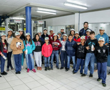 O Programa Porto Escola, organizado pela empresa pública Portos do Paraná, teve nesta quarta-feira (04) sua primeira atividade de 2019 em Antonina. Um grupo de 21 alunos da 5ª série da escola municipal Professor Aracy Pinheiro Lima conheceu como funcionam as atividades portuárias, o cuidado necessário com o meio ambiente e noções de segurança. Este é o quinto ano do projeto, que tem como meta atender 2,5 mil crianças até dezembro. Foto: Divulgação/Portos do Paraná