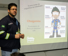 O Programa Porto Escola, organizado pela empresa pública Portos do Paraná, teve nesta quarta-feira (04) sua primeira atividade de 2019 em Antonina. Um grupo de 21 alunos da 5ª série da escola municipal Professor Aracy Pinheiro Lima conheceu como funcionam as atividades portuárias, o cuidado necessário com o meio ambiente e noções de segurança. Este é o quinto ano do projeto, que tem como meta atender 2,5 mil crianças até dezembro. Foto: Divulgação/Portos do Paraná