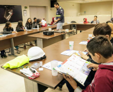 O Programa Porto Escola, organizado pela empresa pública Portos do Paraná, teve nesta quarta-feira (04) sua primeira atividade de 2019 em Antonina. Um grupo de 21 alunos da 5ª série da escola municipal Professor Aracy Pinheiro Lima conheceu como funcionam as atividades portuárias, o cuidado necessário com o meio ambiente e noções de segurança. Este é o quinto ano do projeto, que tem como meta atender 2,5 mil crianças até dezembro. Foto: Divulgação/Portos do Paraná