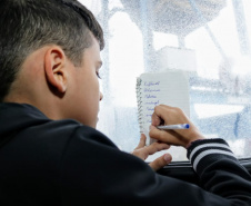 O Programa Porto Escola, organizado pela empresa pública Portos do Paraná, teve nesta quarta-feira (04) sua primeira atividade de 2019 em Antonina. Um grupo de 21 alunos da 5ª série da escola municipal Professor Aracy Pinheiro Lima conheceu como funcionam as atividades portuárias, o cuidado necessário com o meio ambiente e noções de segurança. Este é o quinto ano do projeto, que tem como meta atender 2,5 mil crianças até dezembro. Foto: Divulgação/Portos do Paraná