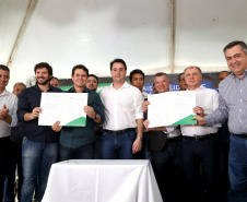 O Governador Carlos Massa Ratinho Junior confirmou investimentos que somam R$ 12,5 milhões para 24 municípios do Vale do Ivaí, Norte e Norte Pioneiro do Paraná. O pacote de ações inclui pavimentação asfáltica de vias urbanas, construção de barracões industriais e usina de asfalto, reforma em escolas, além da compra de veículos e equipamentos. As ordens para licitações e homologações foram assinadas nesta quinta-feira (05), em evento na prefeitura de Apucarana. Foto: Gilson Abreu/AEN