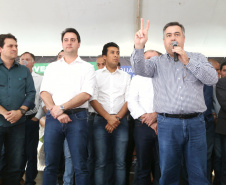 O Governador Carlos Massa Ratinho Junior confirmou investimentos que somam R$ 12,5 milhões para 24 municípios do Vale do Ivaí, Norte e Norte Pioneiro do Paraná. O pacote de ações inclui pavimentação asfáltica de vias urbanas, construção de barracões industriais e usina de asfalto, reforma em escolas, além da compra de veículos e equipamentos. As ordens para licitações e homologações foram assinadas nesta quinta-feira (05), em evento na prefeitura de Apucarana. Foto: Gilson Abreu/AEN