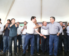 O Governador Carlos Massa Ratinho Junior confirmou investimentos que somam R$ 12,5 milhões para 24 municípios do Vale do Ivaí, Norte e Norte Pioneiro do Paraná. O pacote de ações inclui pavimentação asfáltica de vias urbanas, construção de barracões industriais e usina de asfalto, reforma em escolas, além da compra de veículos e equipamentos. As ordens para licitações e homologações foram assinadas nesta quinta-feira (05), em evento na prefeitura de Apucarana. Foto: Gilson Abreu/AEN