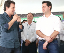 O Governador Carlos Massa Ratinho Junior confirmou investimentos que somam R$ 12,5 milhões para 24 municípios do Vale do Ivaí, Norte e Norte Pioneiro do Paraná. O pacote de ações inclui pavimentação asfáltica de vias urbanas, construção de barracões industriais e usina de asfalto, reforma em escolas, além da compra de veículos e equipamentos. As ordens para licitações e homologações foram assinadas nesta quinta-feira (05), em evento na prefeitura de Apucarana. Foto: Gilson Abreu/AEN