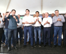 O Governador Carlos Massa Ratinho Junior confirmou investimentos que somam R$ 12,5 milhões para 24 municípios do Vale do Ivaí, Norte e Norte Pioneiro do Paraná. O pacote de ações inclui pavimentação asfáltica de vias urbanas, construção de barracões industriais e usina de asfalto, reforma em escolas, além da compra de veículos e equipamentos. As ordens para licitações e homologações foram assinadas nesta quinta-feira (05), em evento na prefeitura de Apucarana. Foto: Gilson Abreu/AEN