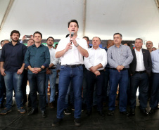 O Governador Carlos Massa Ratinho Junior confirmou investimentos que somam R$ 12,5 milhões para 24 municípios do Vale do Ivaí, Norte e Norte Pioneiro do Paraná. O pacote de ações inclui pavimentação asfáltica de vias urbanas, construção de barracões industriais e usina de asfalto, reforma em escolas, além da compra de veículos e equipamentos. As ordens para licitações e homologações foram assinadas nesta quinta-feira (05), em evento na prefeitura de Apucarana. Foto: Gilson Abreu/AEN