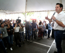 O Governador Carlos Massa Ratinho Junior confirmou investimentos que somam R$ 12,5 milhões para 24 municípios do Vale do Ivaí, Norte e Norte Pioneiro do Paraná. O pacote de ações inclui pavimentação asfáltica de vias urbanas, construção de barracões industriais e usina de asfalto, reforma em escolas, além da compra de veículos e equipamentos. As ordens para licitações e homologações foram assinadas nesta quinta-feira (05), em evento na prefeitura de Apucarana. Foto: Gilson Abreu/AEN
