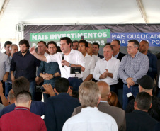 O Governador Carlos Massa Ratinho Junior confirmou investimentos que somam R$ 12,5 milhões para 24 municípios do Vale do Ivaí, Norte e Norte Pioneiro do Paraná. O pacote de ações inclui pavimentação asfáltica de vias urbanas, construção de barracões industriais e usina de asfalto, reforma em escolas, além da compra de veículos e equipamentos. As ordens para licitações e homologações foram assinadas nesta quinta-feira (05), em evento na prefeitura de Apucarana. Foto: Gilson Abreu/AEN