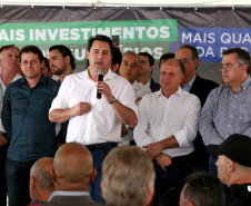 O Governador Carlos Massa Ratinho Junior confirmou investimentos que somam R$ 12,5 milhões para 24 municípios do Vale do Ivaí, Norte e Norte Pioneiro do Paraná. O pacote de ações inclui pavimentação asfáltica de vias urbanas, construção de barracões industriais e usina de asfalto, reforma em escolas, além da compra de veículos e equipamentos. As ordens para licitações e homologações foram assinadas nesta quinta-feira (05), em evento na prefeitura de Apucarana. Foto: Gilson Abreu/AEN
