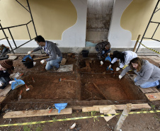 A equipe do Departamento de Arqueologia do Museu Paranaense vem desenvolvendo pesquisas arqueológicas no entorno do Palácio Belvedere, prédio histórico localizado na Praça João Cândido, Alto São Francisco, em Curitiba, e que está sendo revitalizado pela prefeitura da capital. Desde o início das escavações, em agosto, já foram encontrados fragmentos de ossos, de cerâmica, e até mesmo ossadas inteiras, muito bem preservadas. Foto:Kraw Penas/SECC