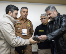 O trabalho constante por mais eficiência e qualidade nos portos paranaenses devem ser complementados por acompanhamento da segurança. “Nossos certificados hoje são internacionais e temos que manter sempre o alto nível na prestação de serviços, mas também na segurança”, afirmou o diretor-presidente da empresa pública Portos do Paraná, Luiz Fernando Garcia,ao abrir, nesta sexta-feira (6), o 1º Simpósio sobre Segurança Portuária, em Paranaguá. Foto: Claudio Neves/Portos do Paraná