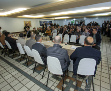 O trabalho constante por mais eficiência e qualidade nos portos paranaenses devem ser complementados por acompanhamento da segurança. “Nossos certificados hoje são internacionais e temos que manter sempre o alto nível na prestação de serviços, mas também na segurança”, afirmou o diretor-presidente da empresa pública Portos do Paraná, Luiz Fernando Garcia,ao abrir, nesta sexta-feira (6), o 1º Simpósio sobre Segurança Portuária, em Paranaguá. Foto: Claudio Neves/Portos do Paraná
